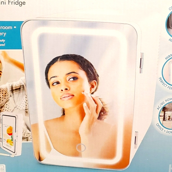 LAST ONE! LED LIGHTED MINI FRIDGE 6L - Picture 2 of 10